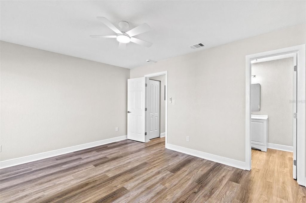 Image 6 of property listing at 10230 GENESEE LANE, Orlando, FL 32821