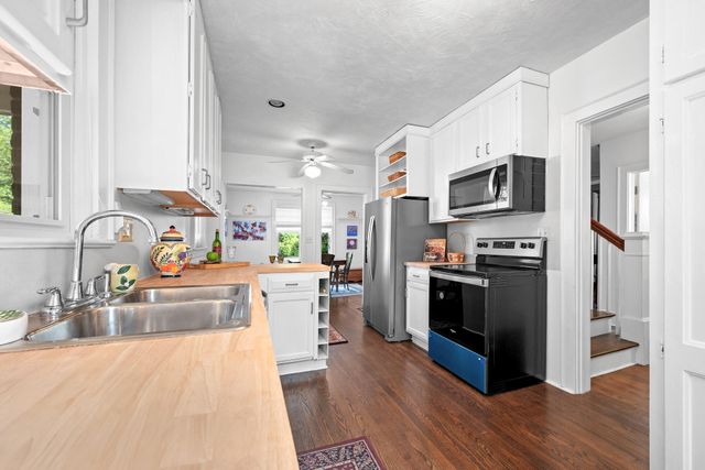 1210 Oakwood ST, Bedford, VA 24523
