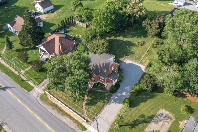 1210 Oakwood ST, Bedford, VA 24523