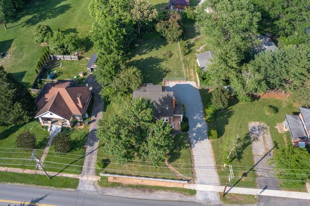 1210 Oakwood ST, Bedford, VA 24523