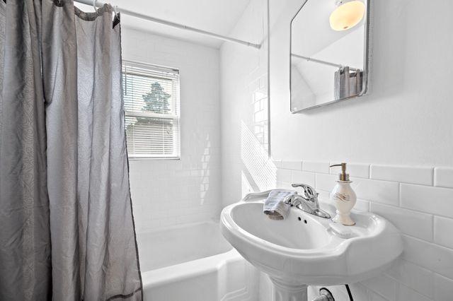 1210 Oakwood ST, Bedford, VA 24523