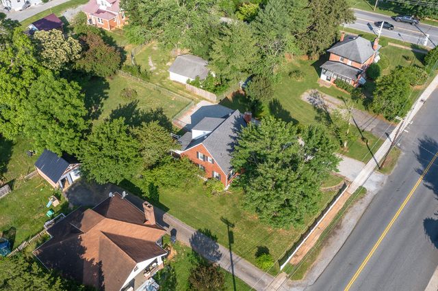 1210 Oakwood ST, Bedford, VA 24523