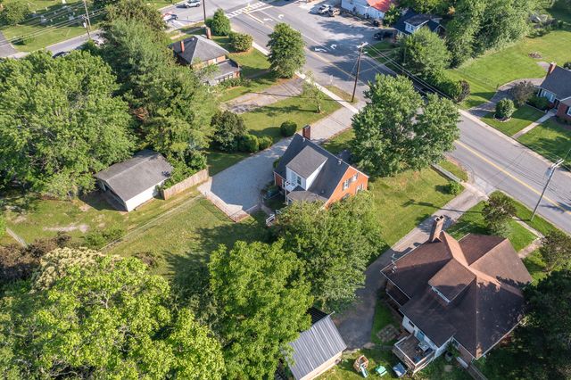1210 Oakwood ST, Bedford, VA 24523