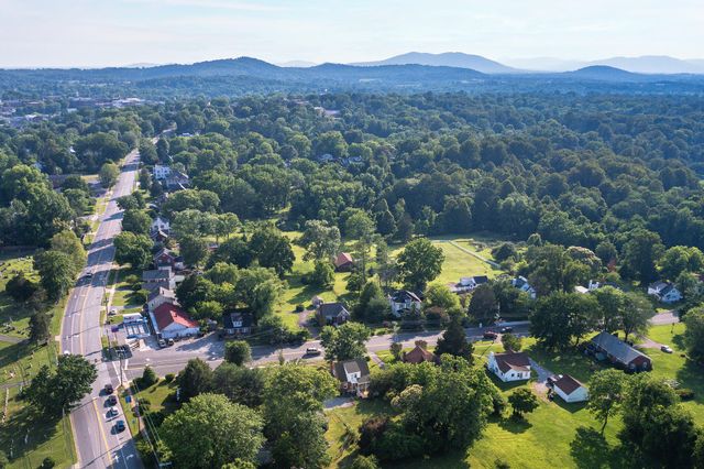 1210 Oakwood ST, Bedford, VA 24523