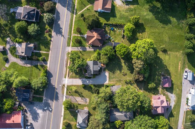 1210 Oakwood ST, Bedford, VA 24523