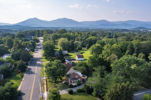 1210 Oakwood ST, Bedford, VA 24523