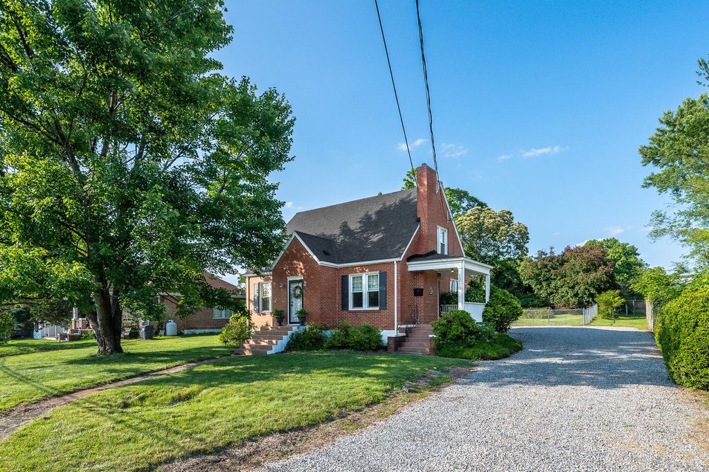 1210 Oakwood ST, Bedford, VA 24523