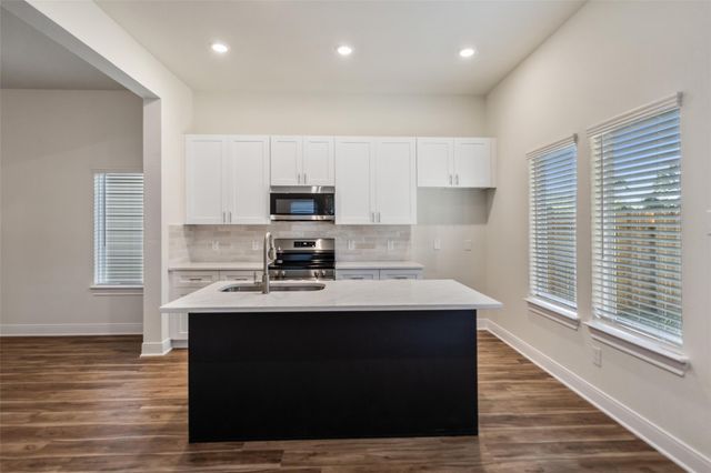 410 W Marlin St W, Willis, TX 77378