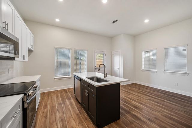 410 W Marlin St W, Willis, TX 77378