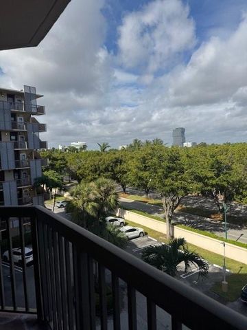 3301 N Country Club Drive 506, Aventura, FL 33180