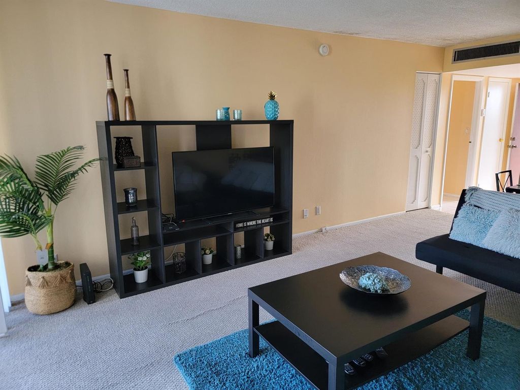 3301 N Country Club Drive 506, Aventura, FL 33180