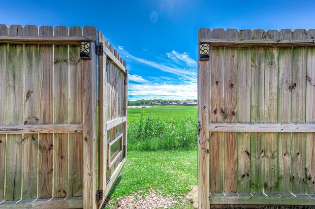 4502 Park Trail Lane, Pasadena, TX 77505