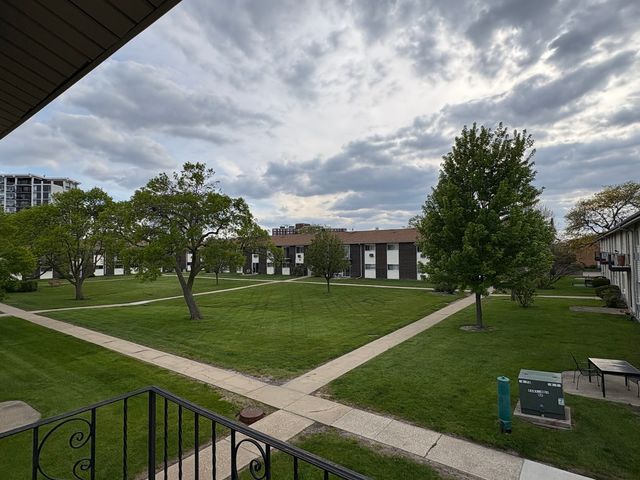 8816 N Western Avenue 2F, Des Plaines, IL 60016