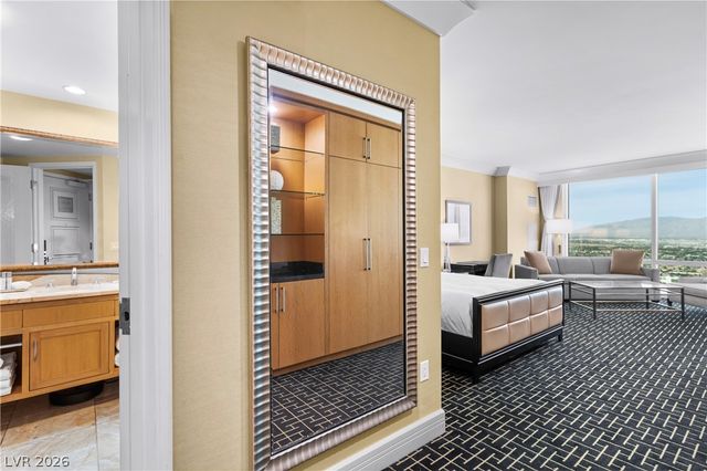 2000 North Fashion Show Drive 5612, Las Vegas, NV 89109