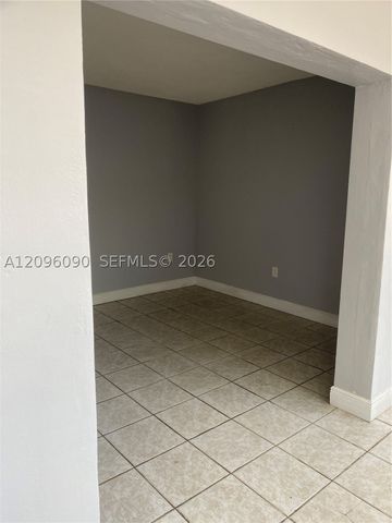 140 Royal Palm Rd 207, Hialeah Gardens, FL 33016