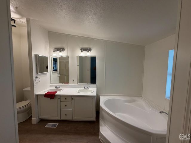 6601 Eucalyptus Drive 236, Bakersfield, CA 93306