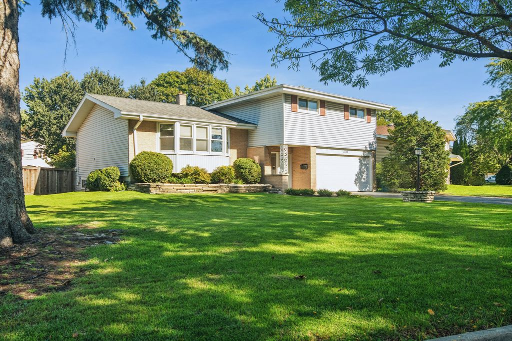 1310 E Ironwood Drive, Mount Prospect, IL 60056