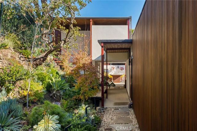 1515 N Tigertail, Los Angeles, CA 90049