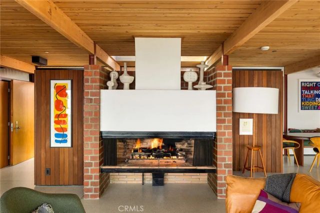 1515 N Tigertail, Los Angeles, CA 90049