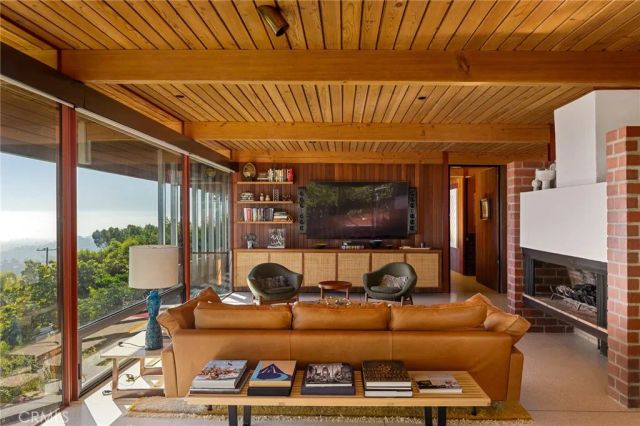 1515 N Tigertail, Los Angeles, CA 90049