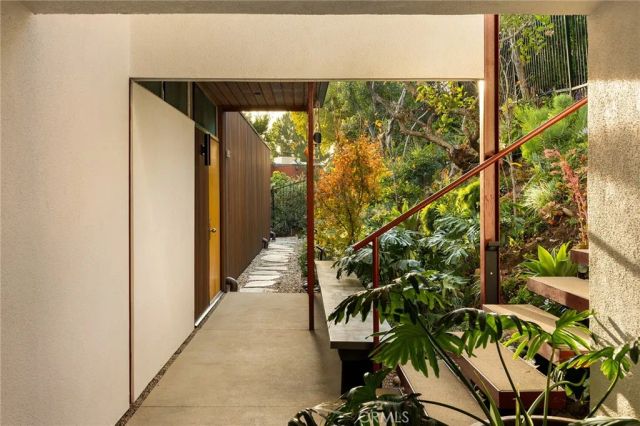 1515 N Tigertail, Los Angeles, CA 90049