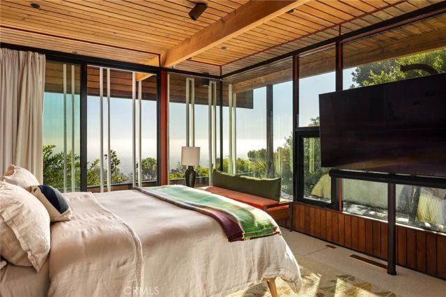 1515 N Tigertail, Los Angeles, CA 90049