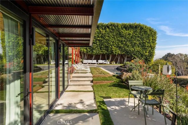 1515 N Tigertail, Los Angeles, CA 90049