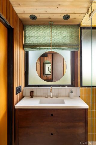 1515 N Tigertail, Los Angeles, CA 90049