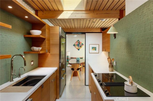 1515 N Tigertail, Los Angeles, CA 90049