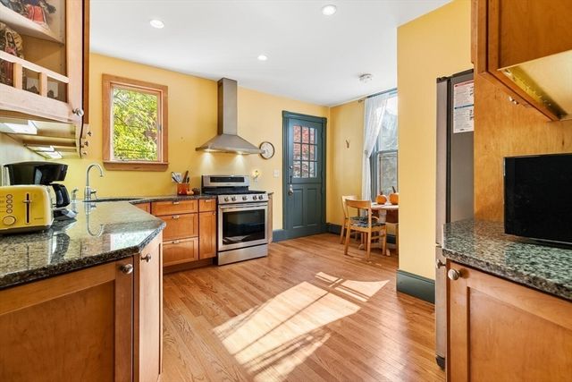 72 Cypress St 1, Brookline, MA 02445