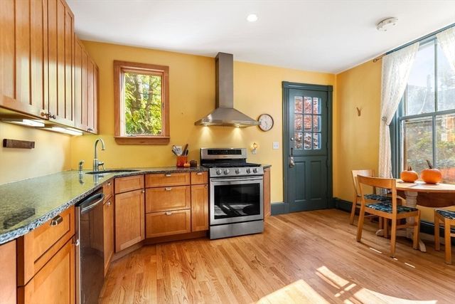 72 Cypress St 1, Brookline, MA 02445