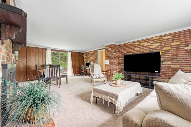 386 Old Gilkeson Road, Mt Lebanon, PA 15228