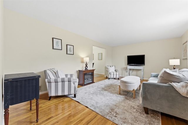 386 Old Gilkeson Road, Mt Lebanon, PA 15228