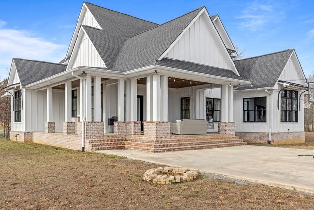 2070 River Bluffs Drive, Jasper, TN 37347