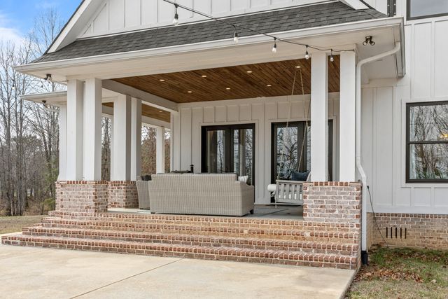 2070 River Bluffs Drive, Jasper, TN 37347