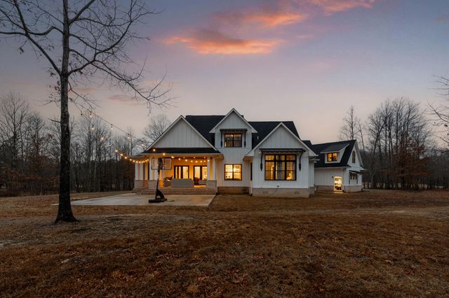 2070 River Bluffs Drive, Jasper, TN 37347