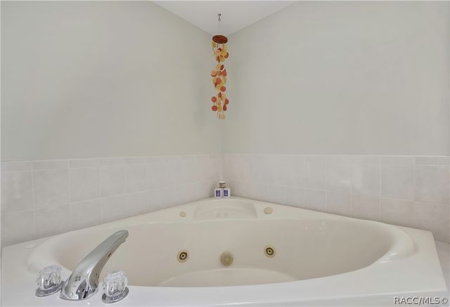 83 Oak Village Boulevard, Homosassa, FL 34446
