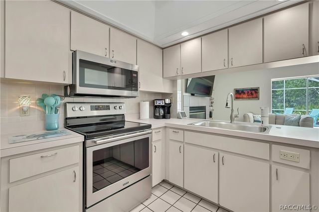 83 Oak Village Boulevard, Homosassa, FL 34446