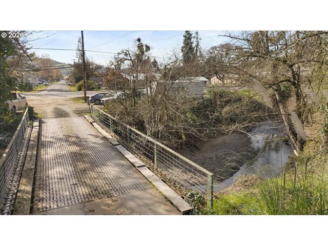 3905 CARNES Rd, Roseburg, OR 97471