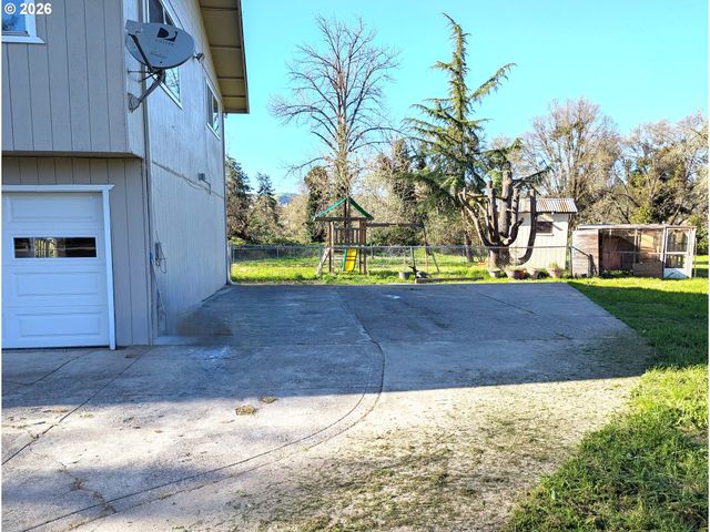 3905 CARNES Rd, Roseburg, OR 97471
