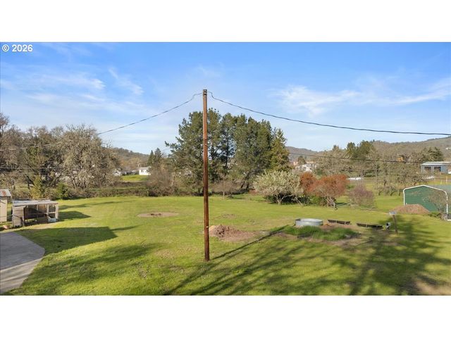 3905 CARNES Rd, Roseburg, OR 97471