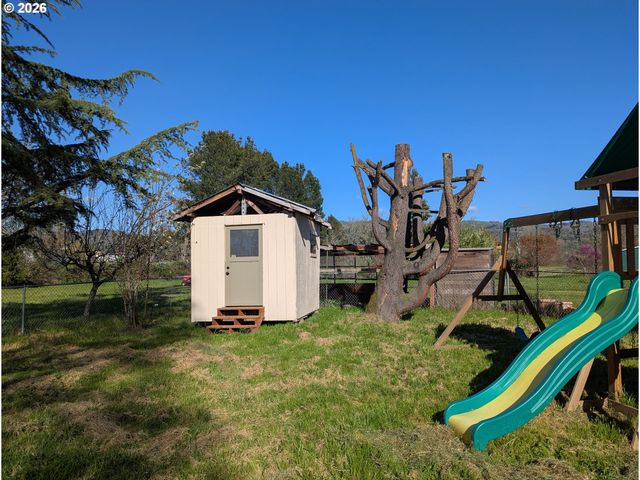 3905 CARNES Rd, Roseburg, OR 97471