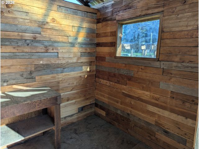 3905 CARNES Rd, Roseburg, OR 97471