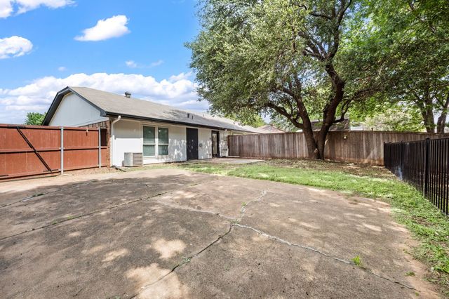 802 Rock Creek Drive, Euless, TX 76039