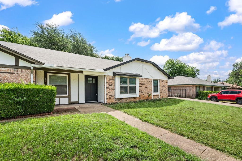 802 Rock Creek Drive, Euless, TX 76039