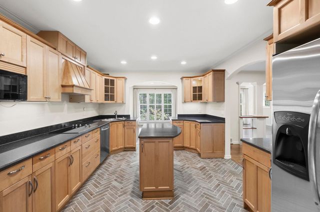 5442 N ROLLING OAKS DR, Memphis, TN 38119