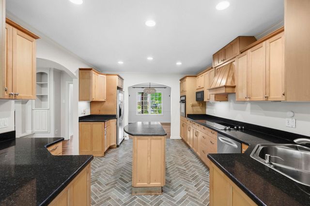 5442 N ROLLING OAKS DR, Memphis, TN 38119