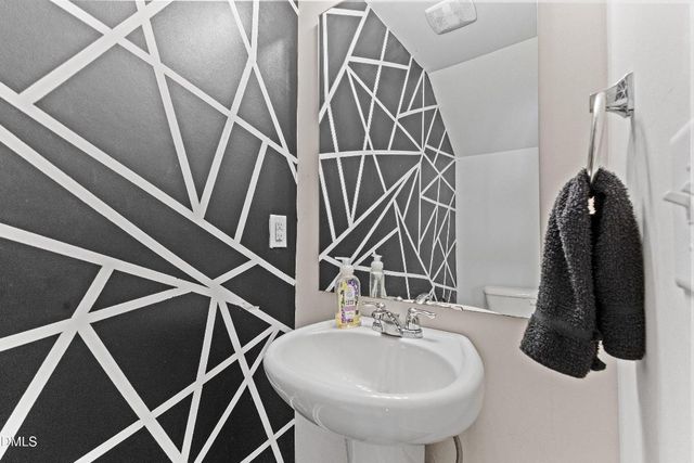 507 E Waycliff Road, Henderson, NC 27537