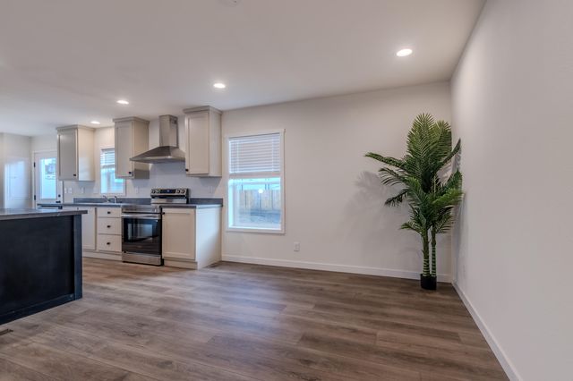 4074 S Pacific Hwy Highway 10, Medford, OR 97501