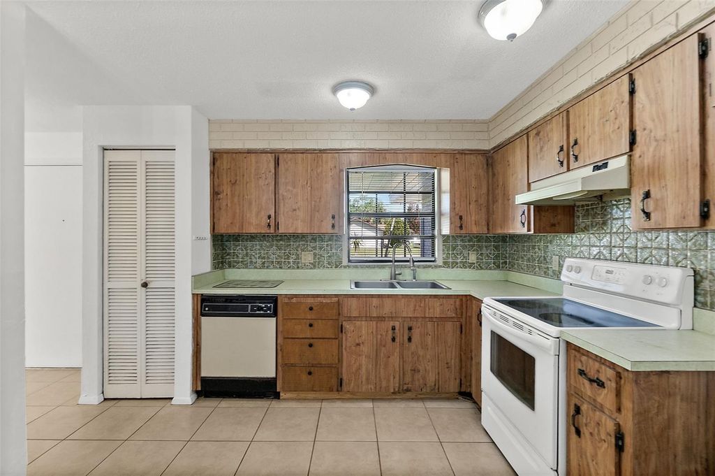 Image 2 of property listing at 977 WHIPORWILL DRIVE, Port Orange, FL 32127